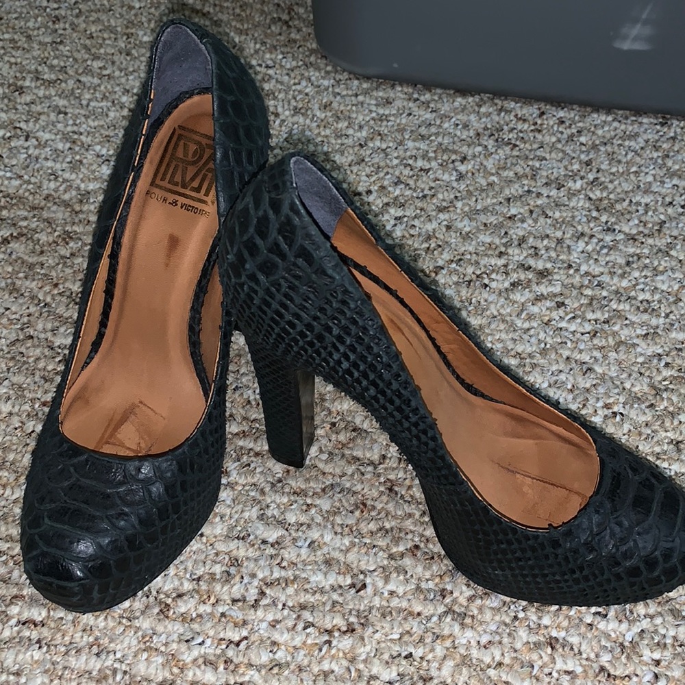 Black Pumps